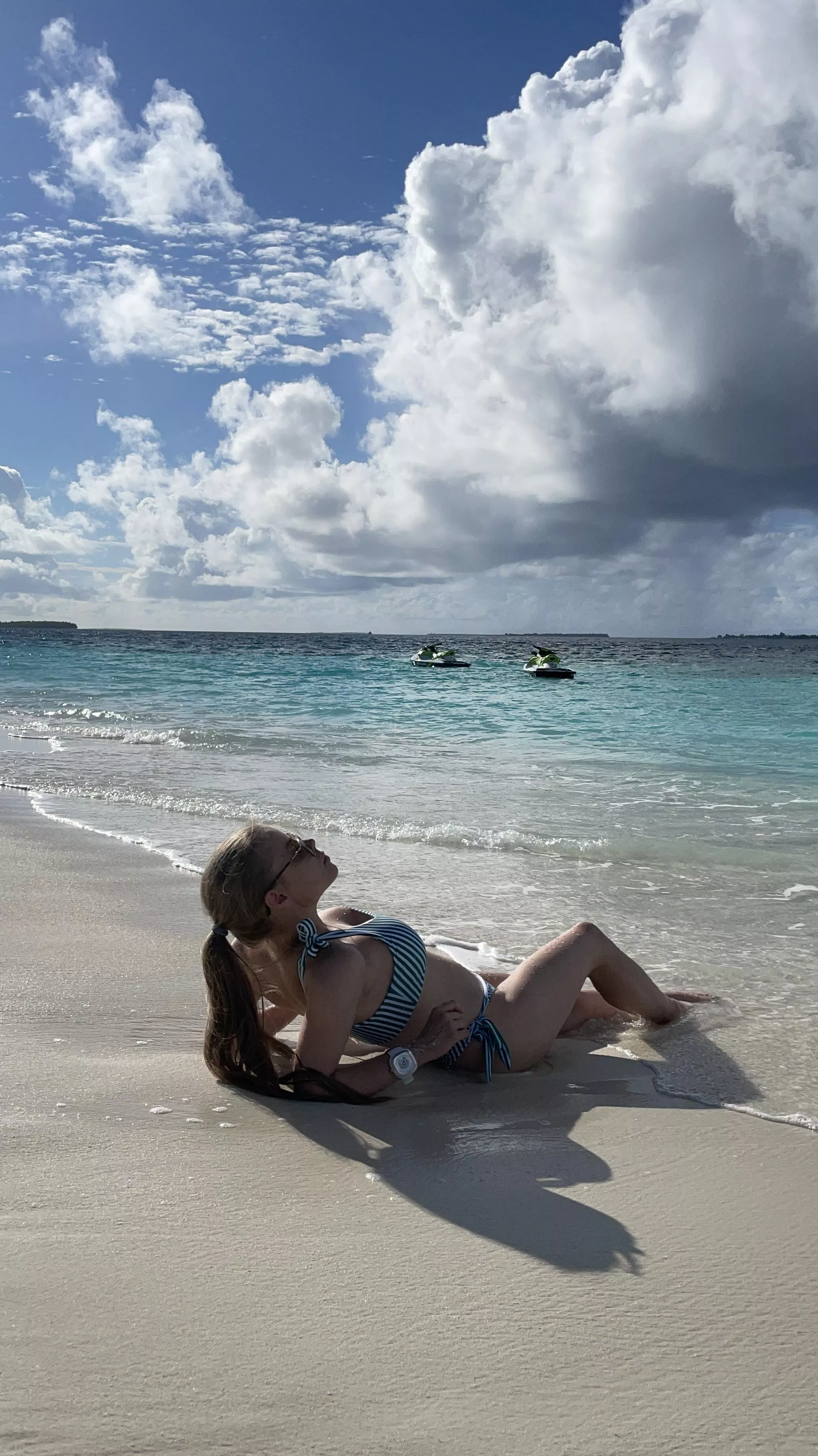 Showing my bikini to the sea