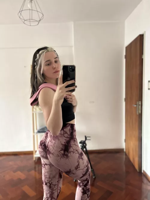 that’s my sweet ass in leggings