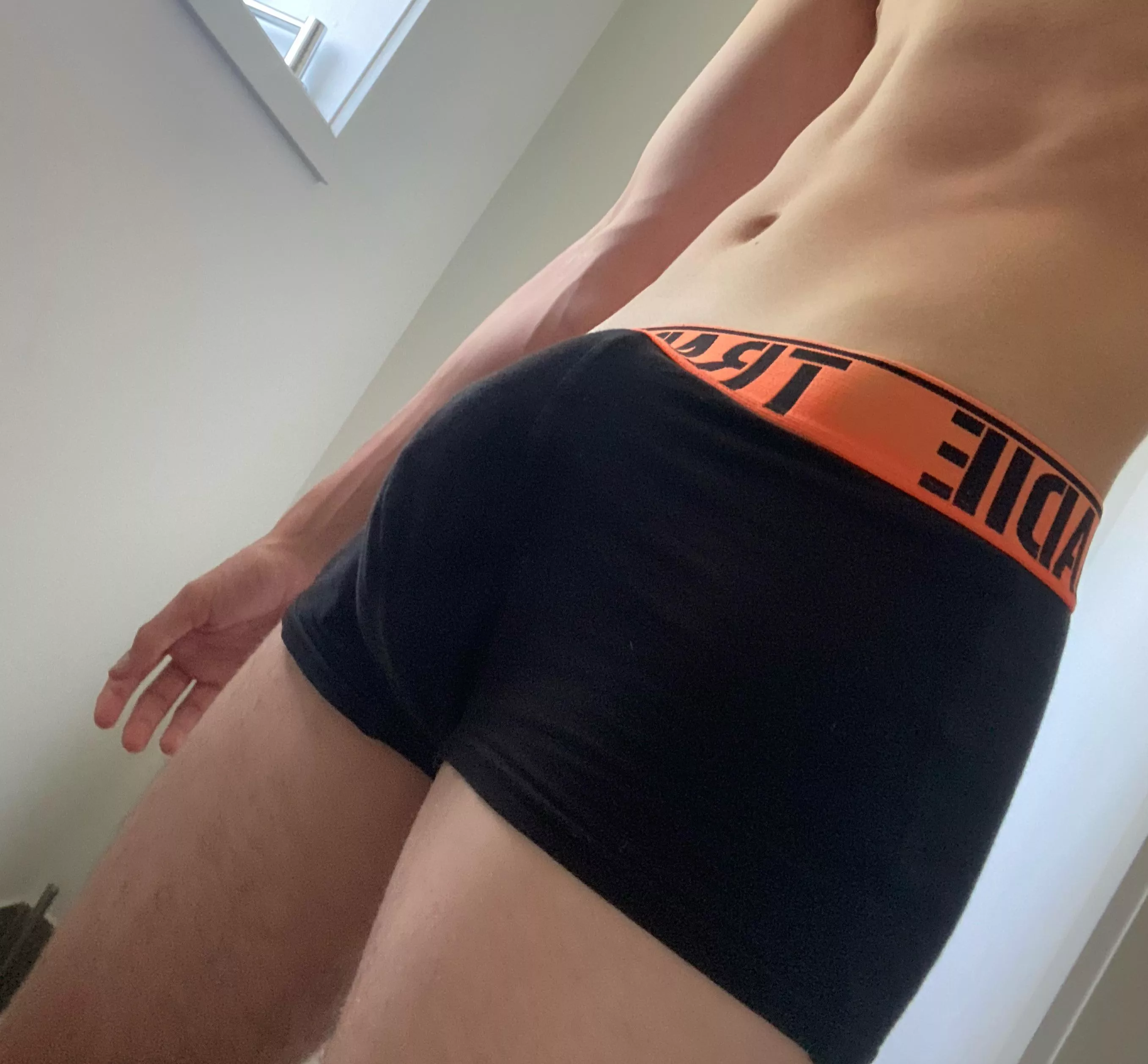 was in the gym doing a workout is it noticeable? 6’6 9”