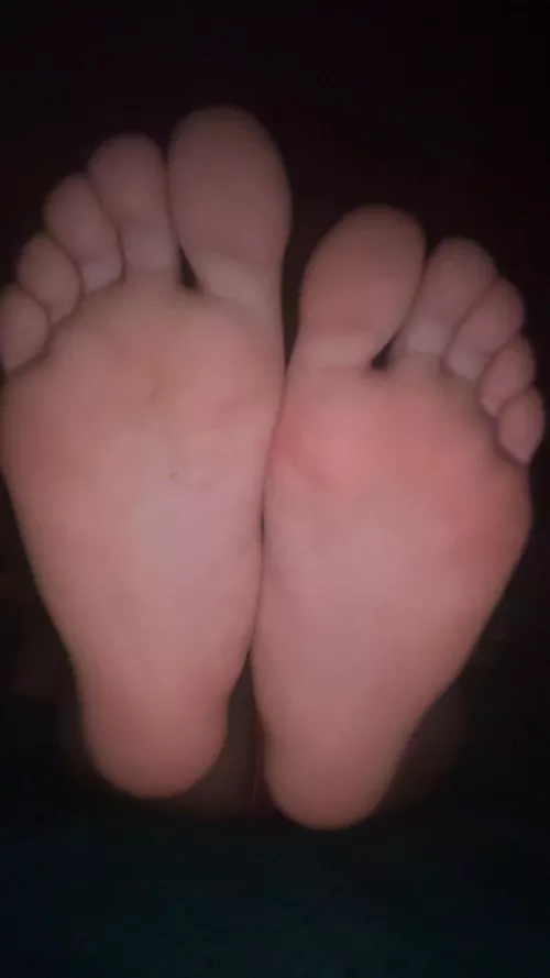 Who want to suck my toes😋🙈