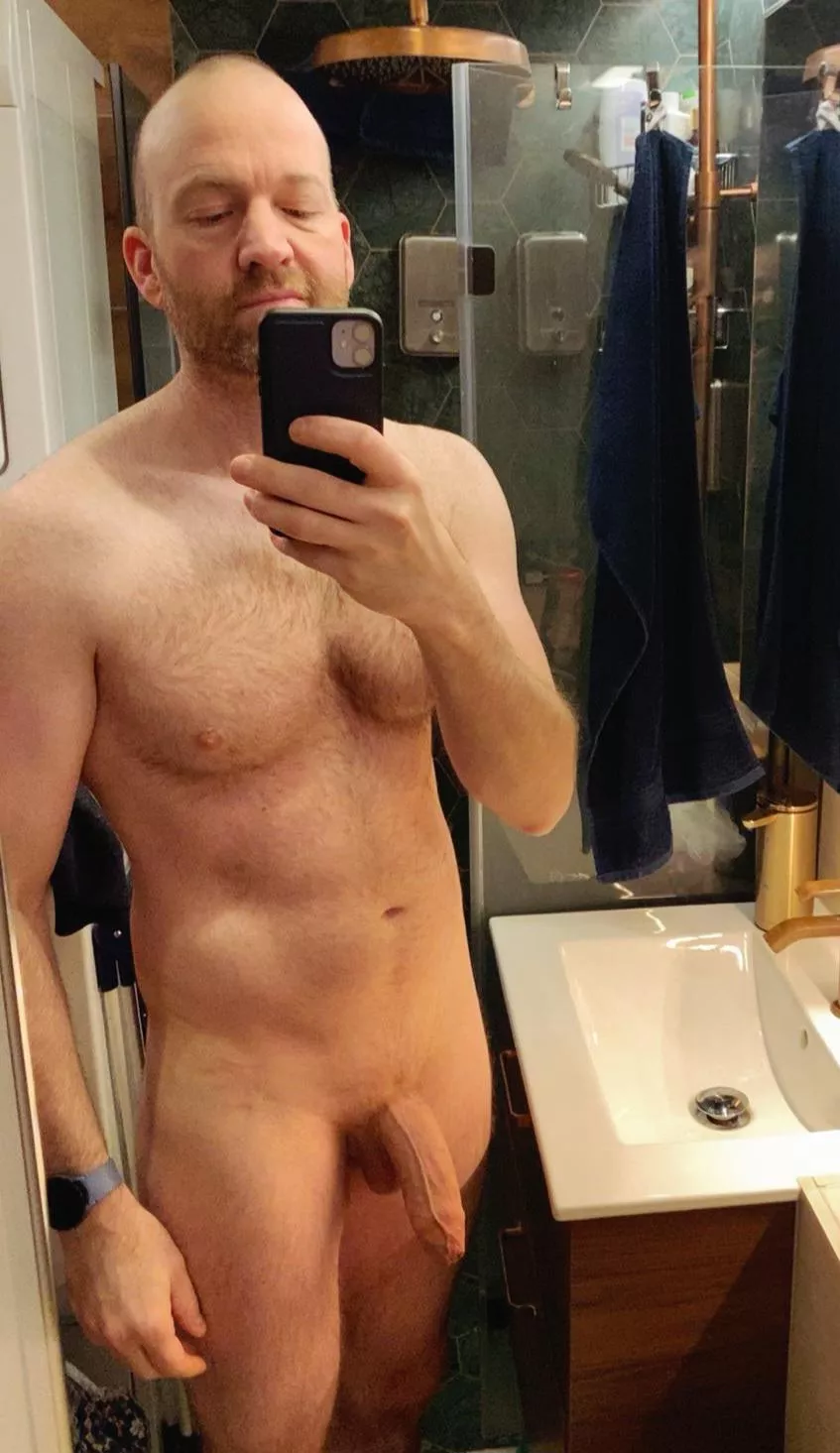 [45]Shameless bathroom mirror selfie