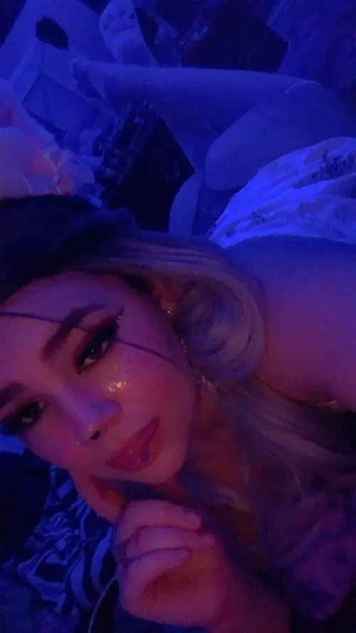 Can I lay on your lap?🙈