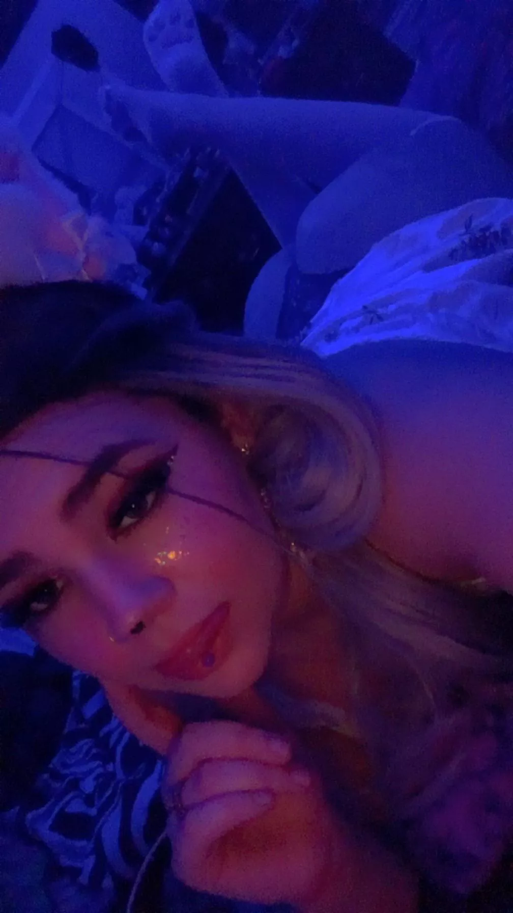 Can I lay on your lap?🙈