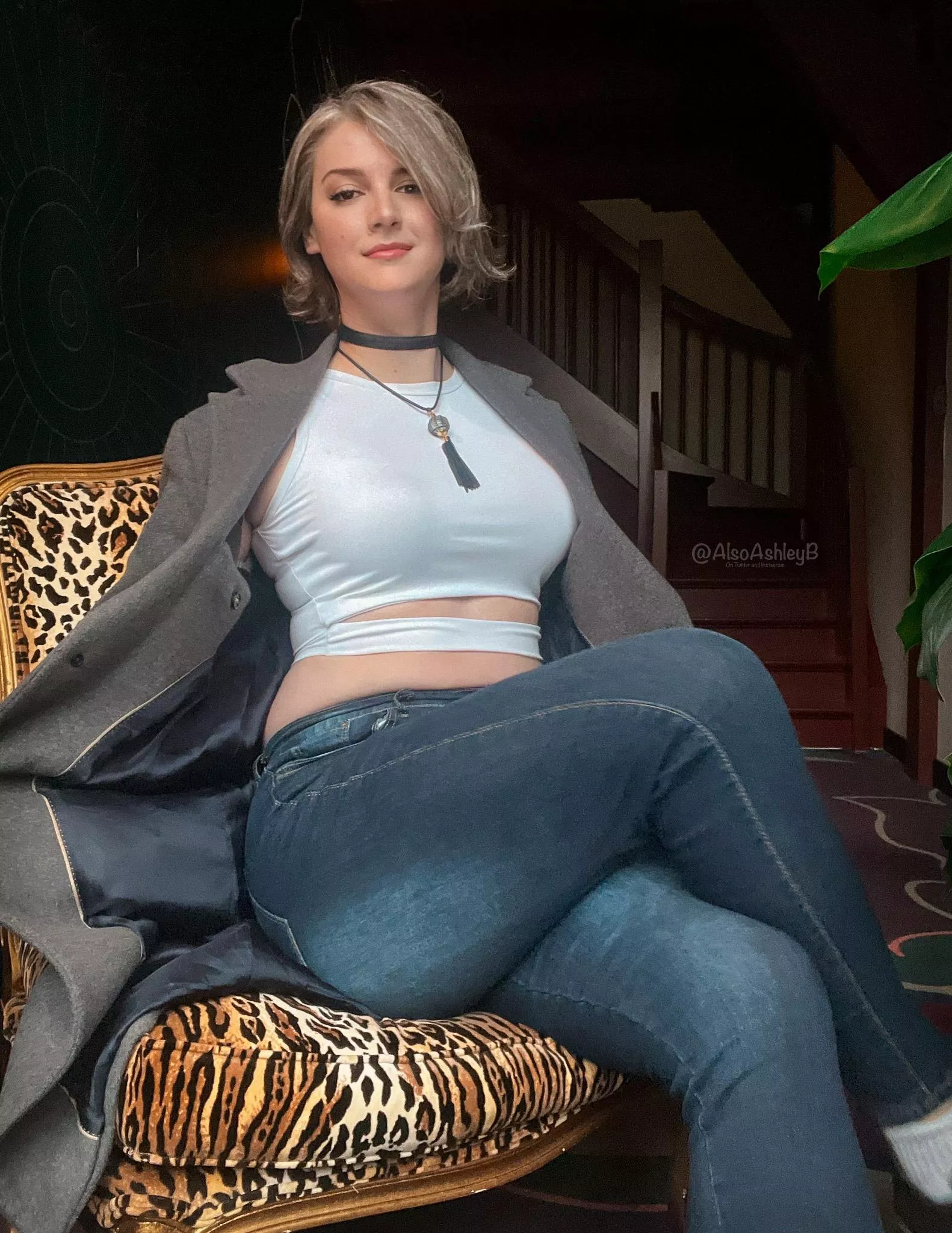 Crush me tourist mommy...