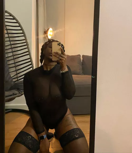 Do you think black suits me? 🖤