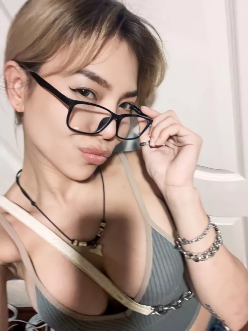 Get ready to be mesmerized by this woman's irresistible allure! 💋😙