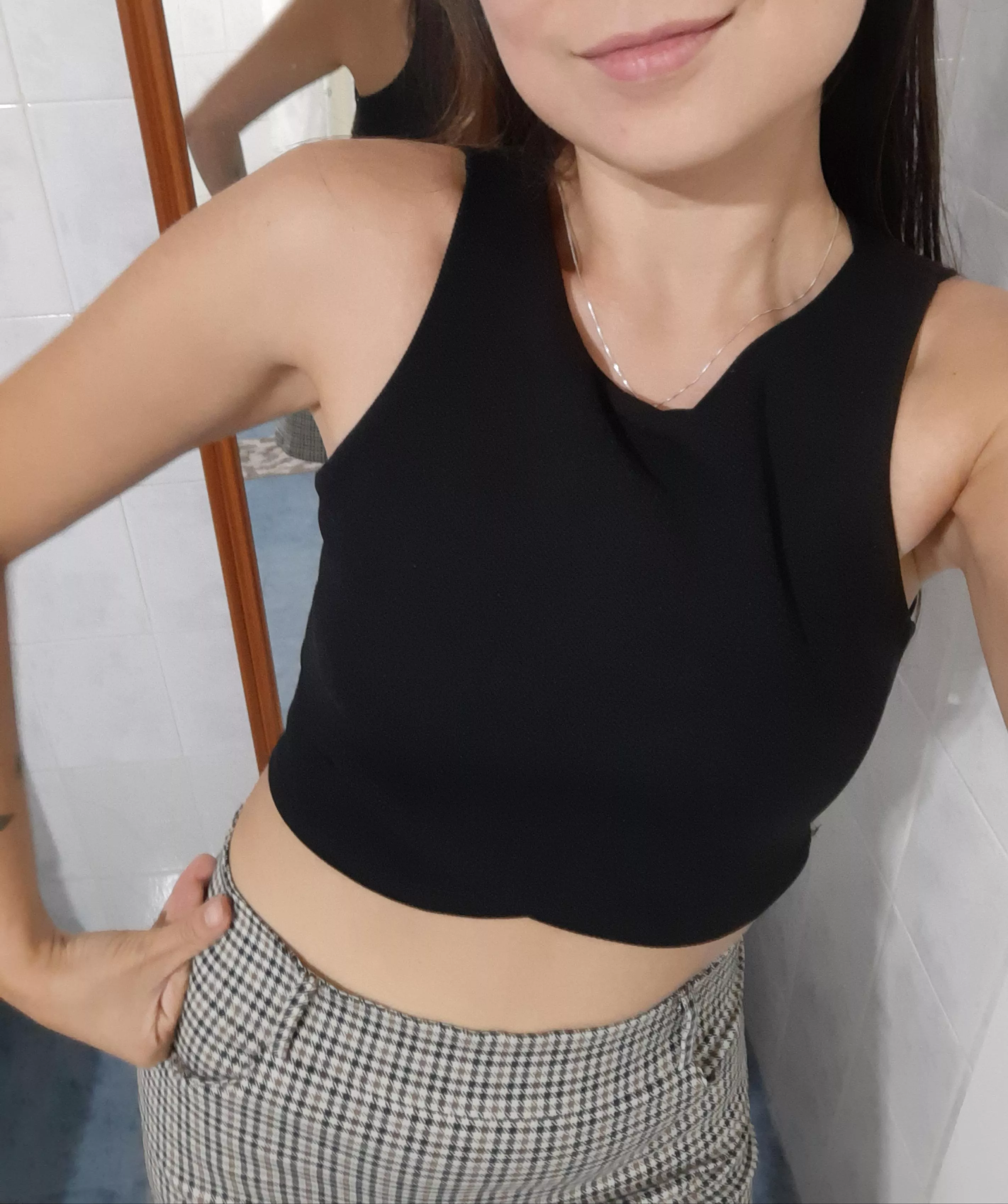 I escaped to the bathroom to take this photo, still shy... but little by little I will dare to show more, yes?