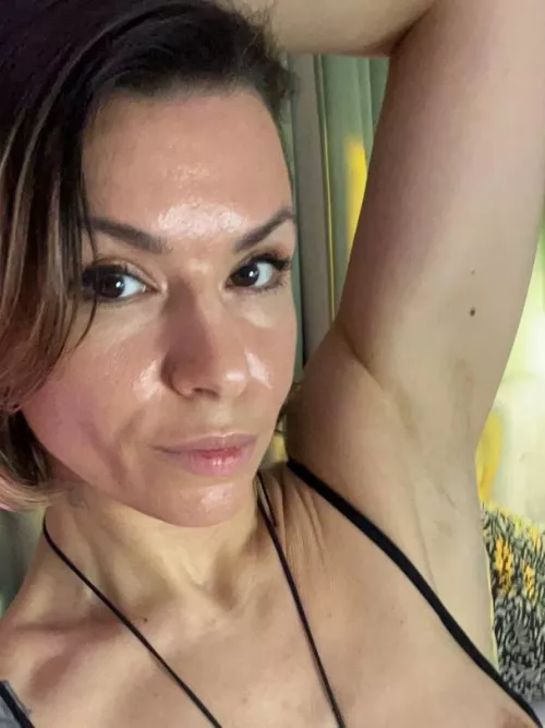 I would like him to sniff and lick my smooth armpits.