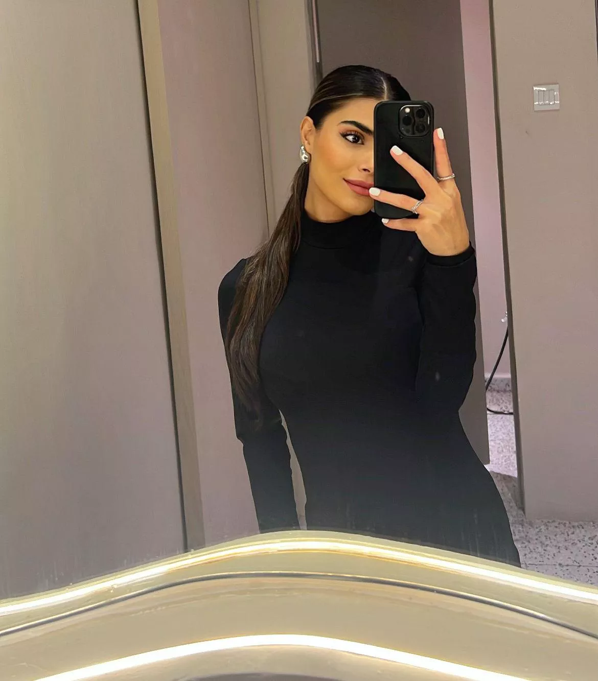 Long brown hair, perfect to grab