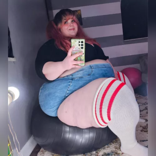 Love how smooshed I make the yoga ball