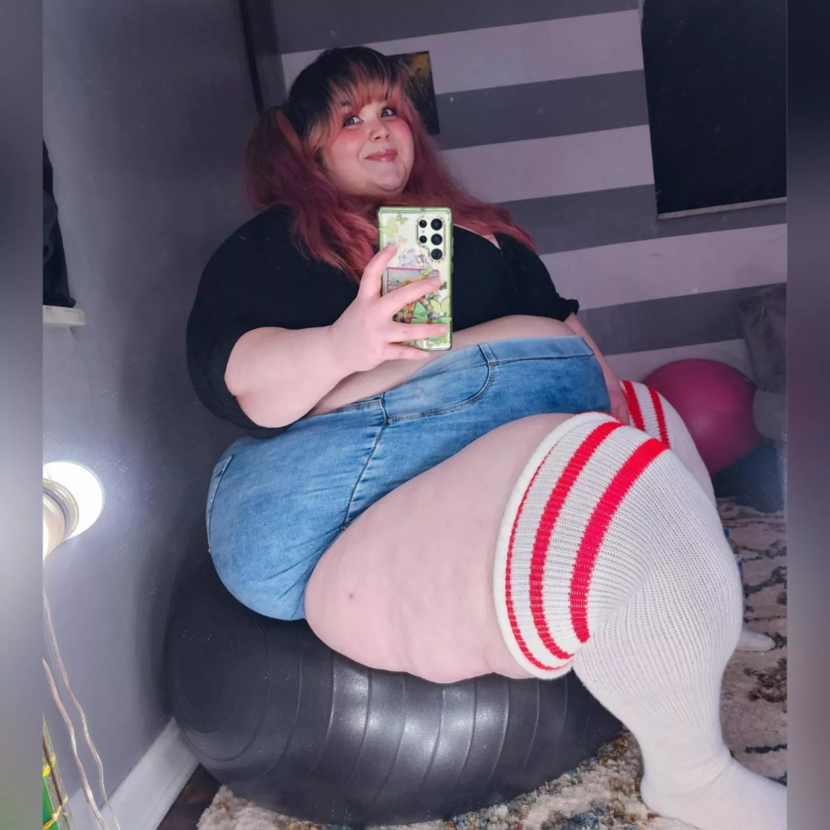 Love how smooshed I make the yoga ball