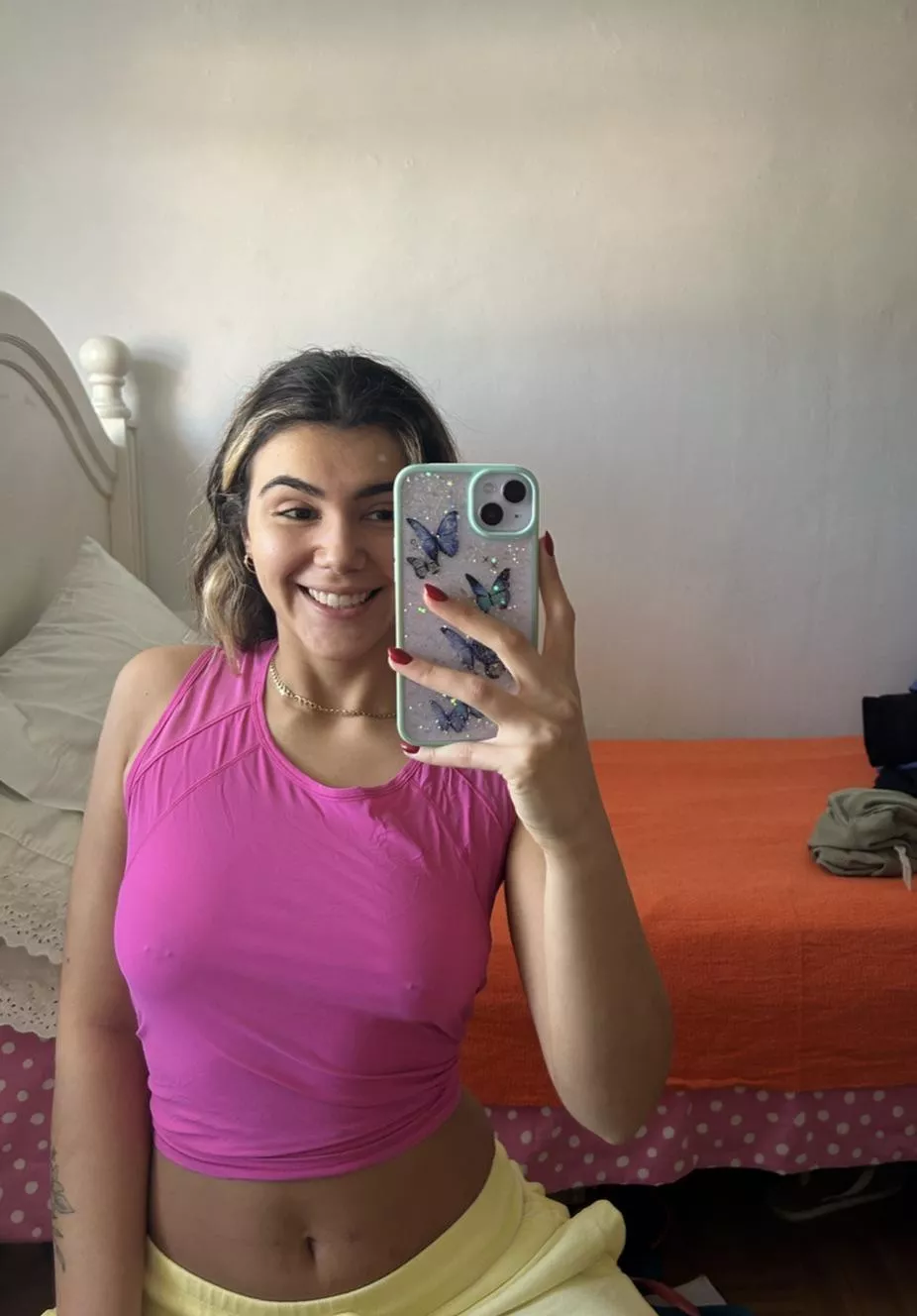 This pretty girl doesn’t need a bra