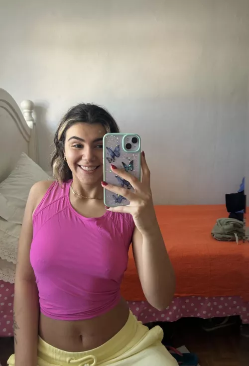 This pretty girl doesn’t need a bra