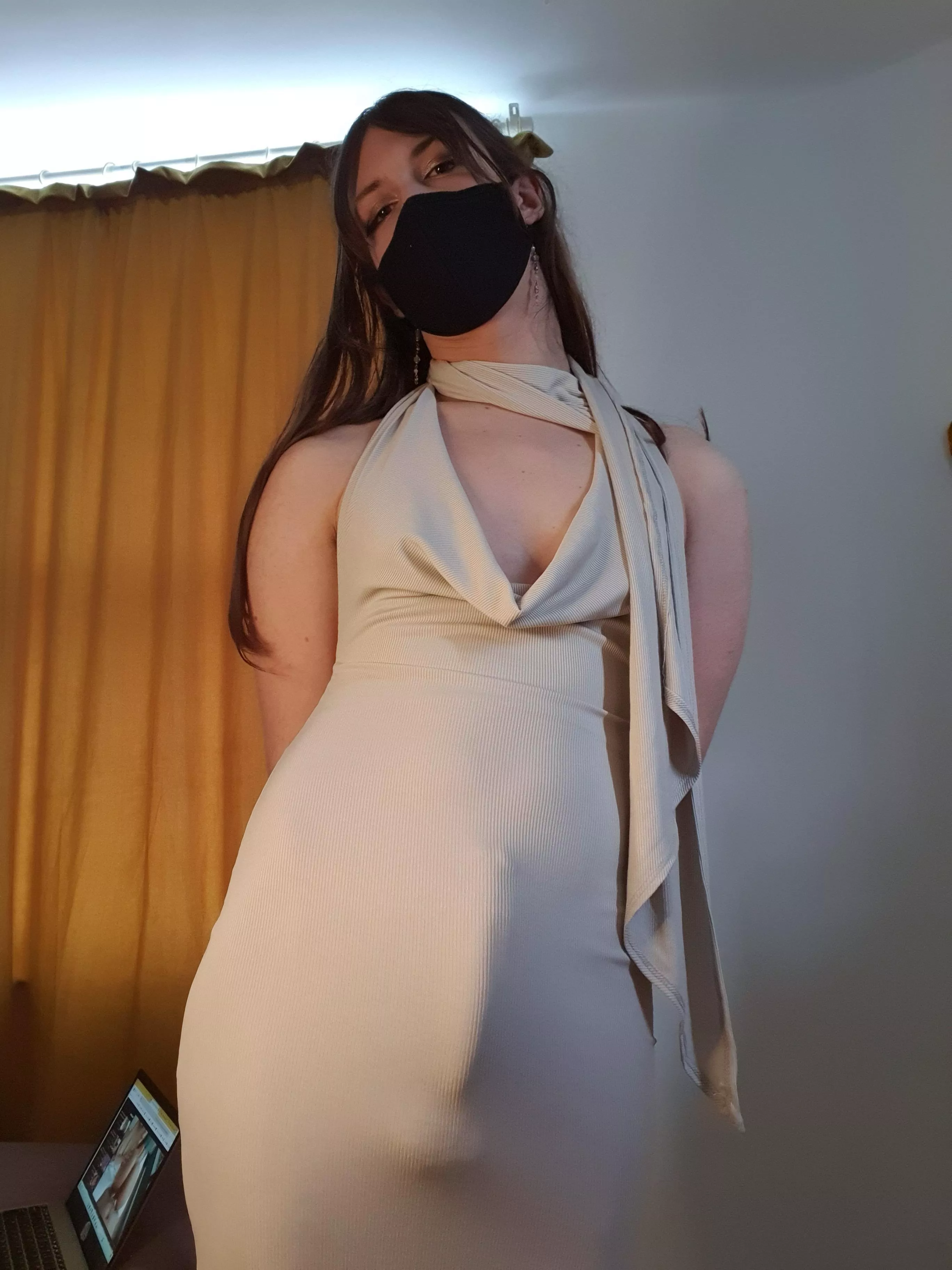 Would you date a girl who wears tight dresses and doesn't tuck? 🥵