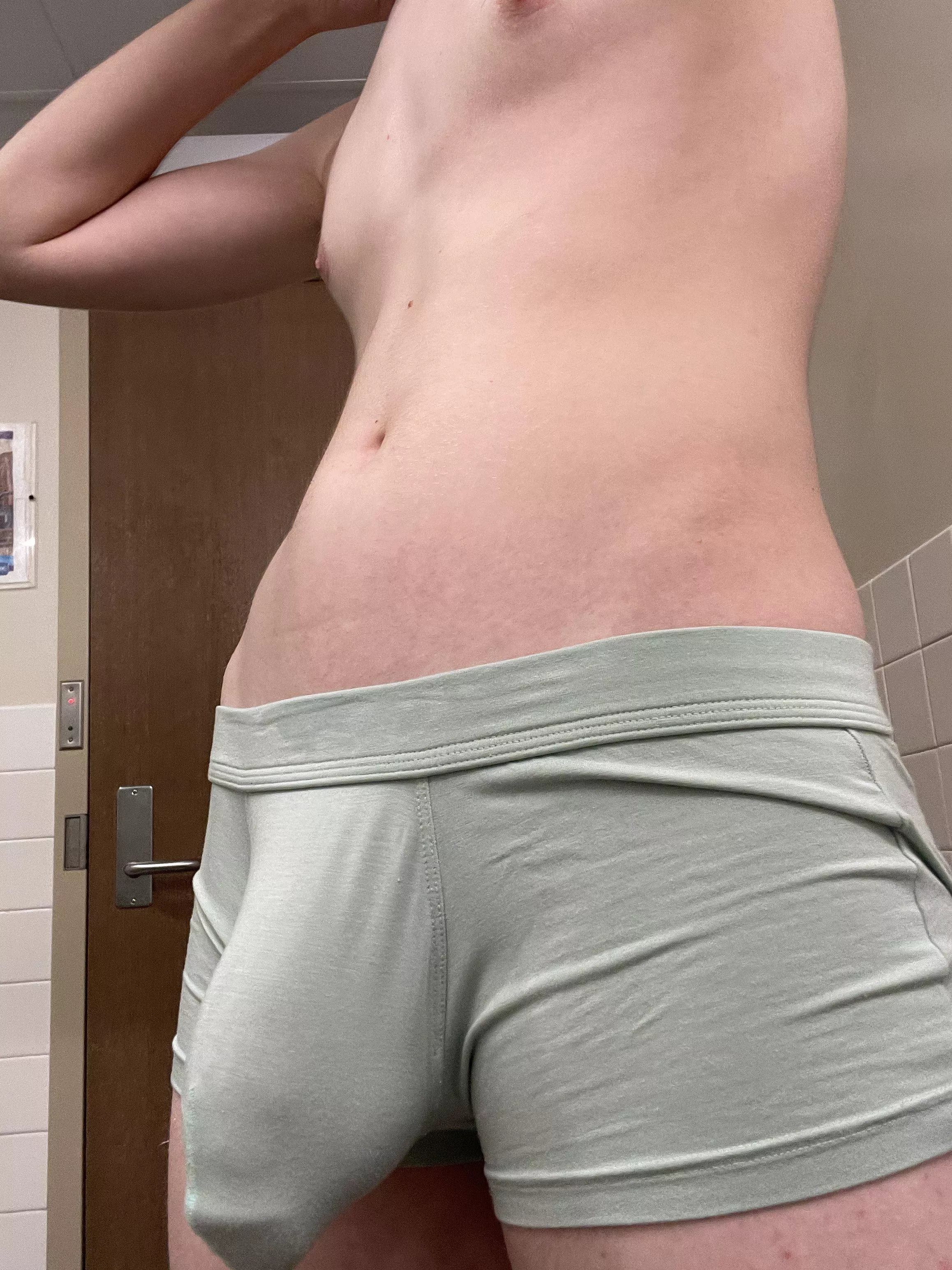 (19) its about to build a tent.. 