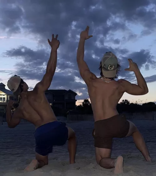 21 & 19 straight country bros… looking for chill bromance and compare with similar guys 👀💪😂 snap us: gymjosh1919