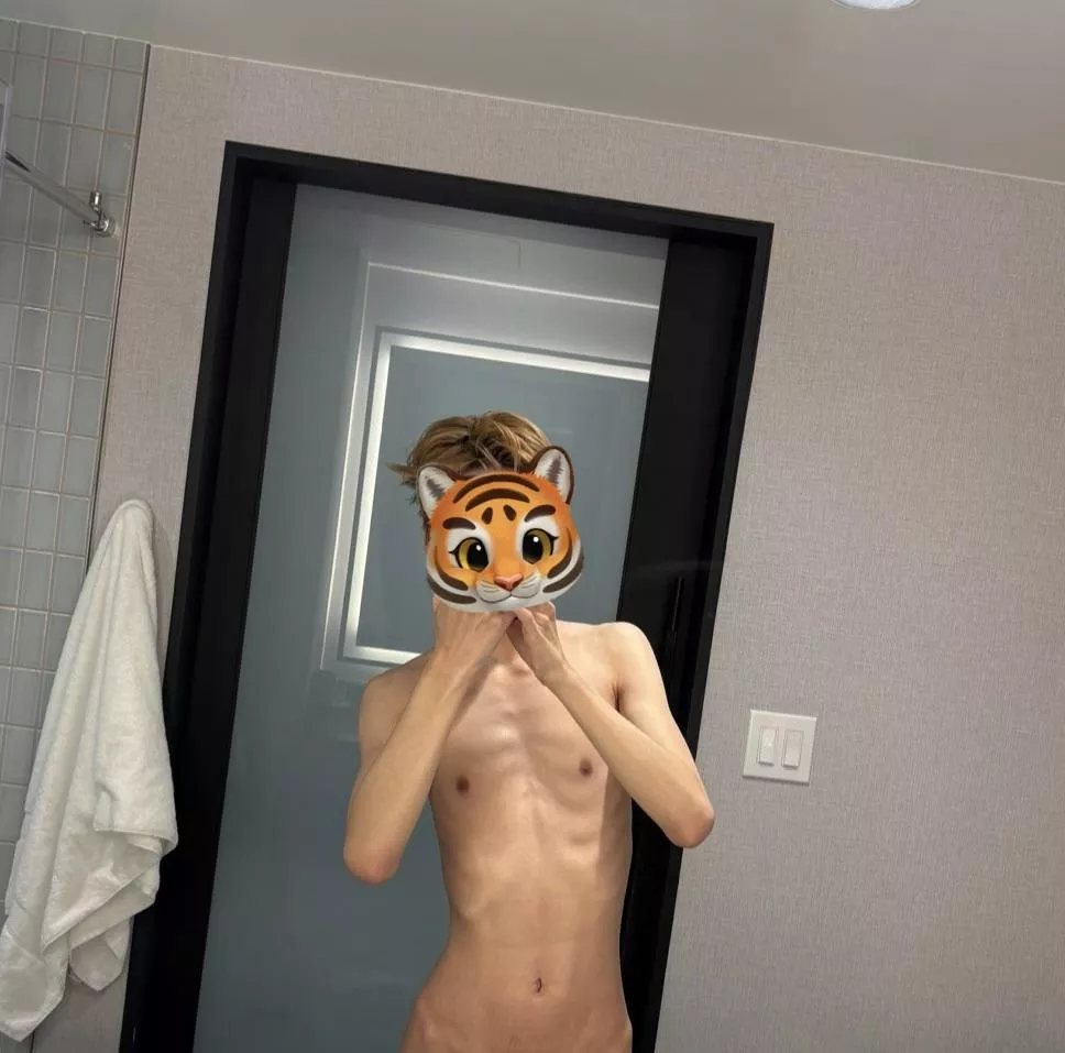 (21) tiger twink fresh out the shower 🐯