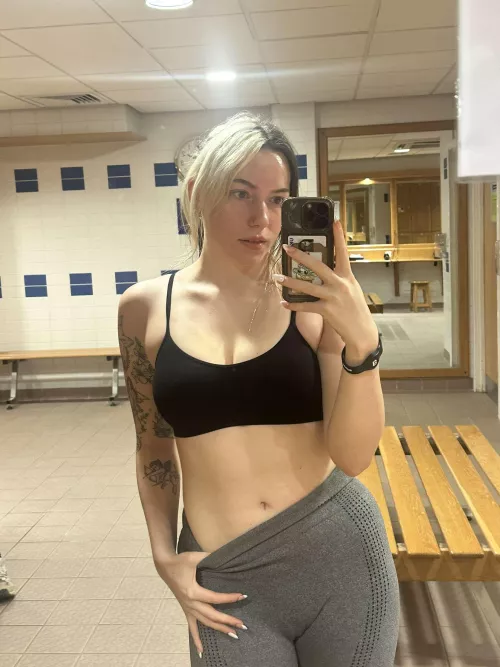 Crop top at the gym 