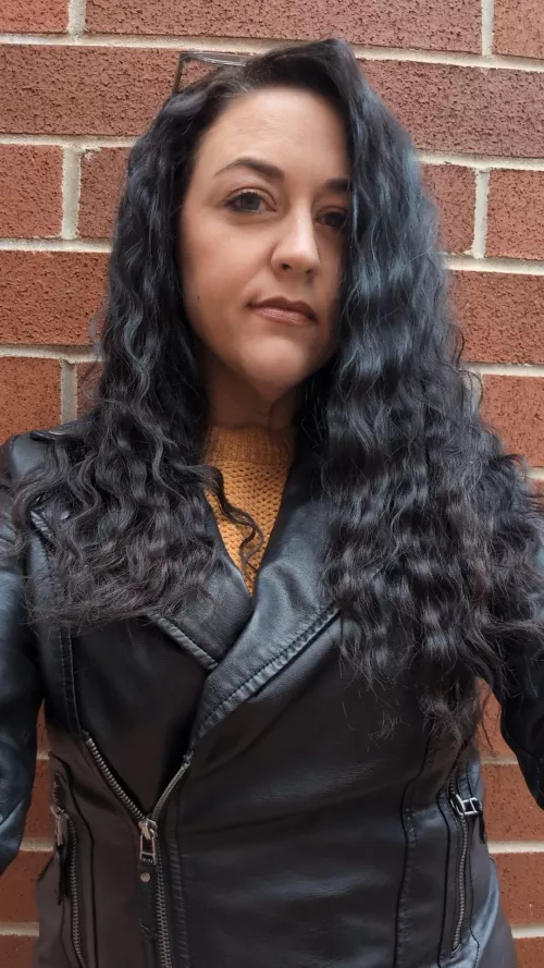 Curvy MILF in leather, serving up some serious seduction.