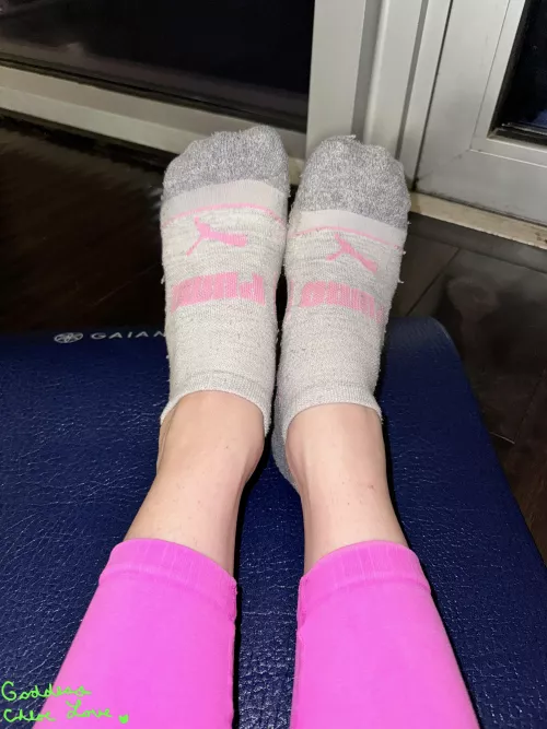 [F] Day 1 of stinking these disgusting socks for an 🇺🇸 beta cuck