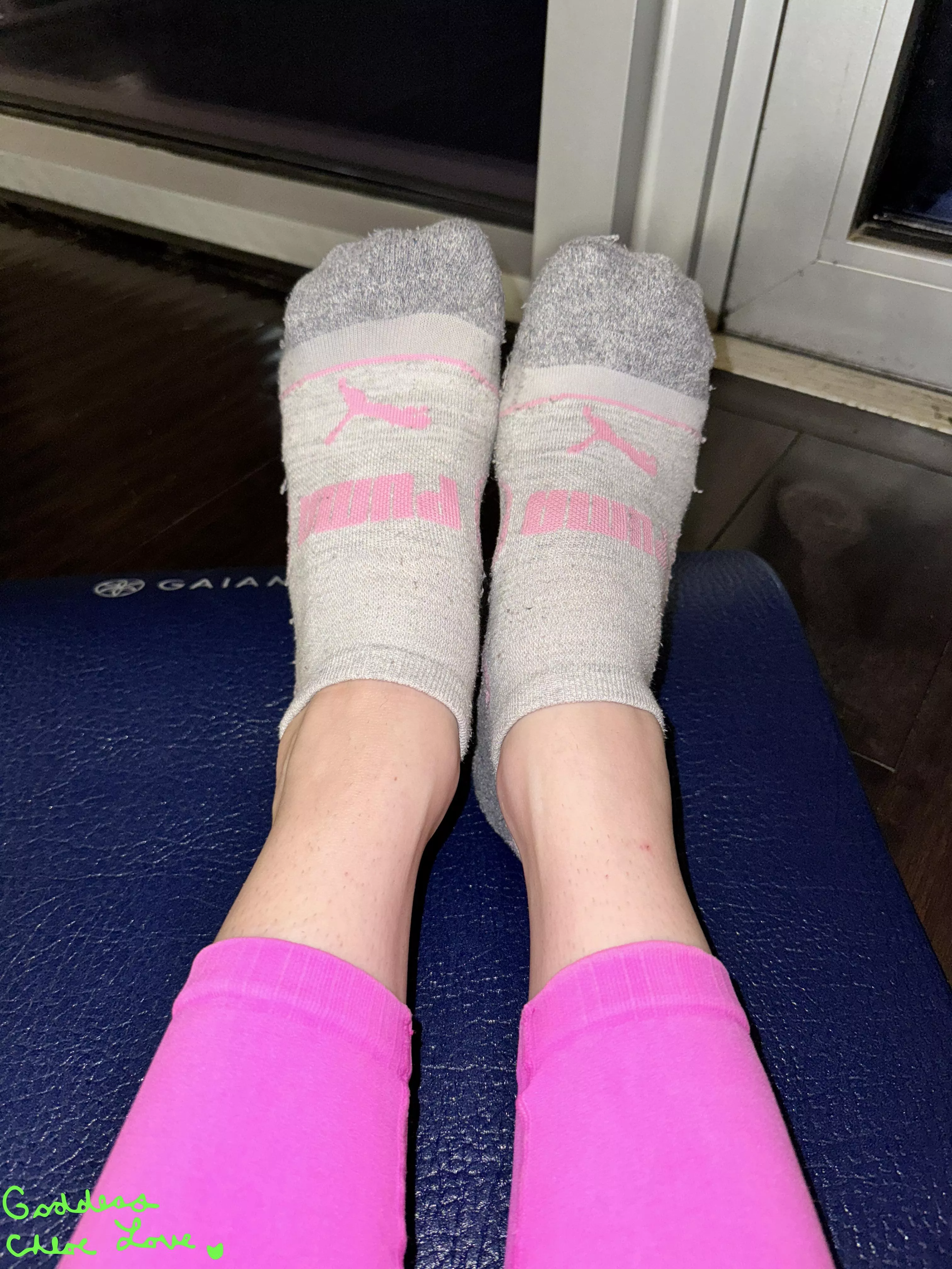 [F] Day 1 of stinking these disgusting socks for an 🇺🇸 beta cuck