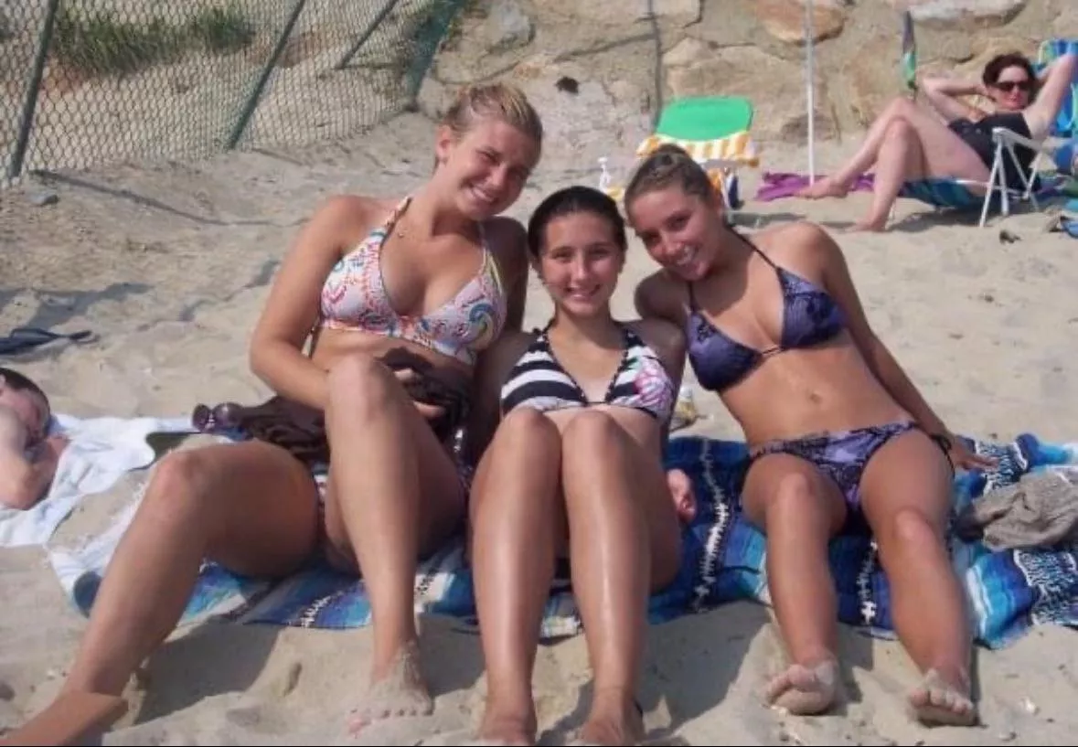 Girl In The Middle Is Jealous She’s Not A Cup