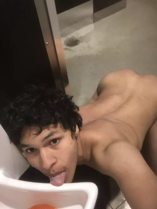 Hoping to be caught🫣