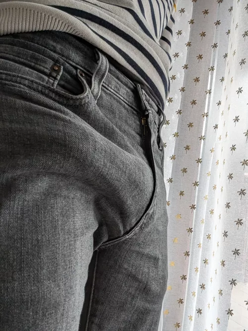 I drop my kids at school without underwear hoping some moms will notice 😏