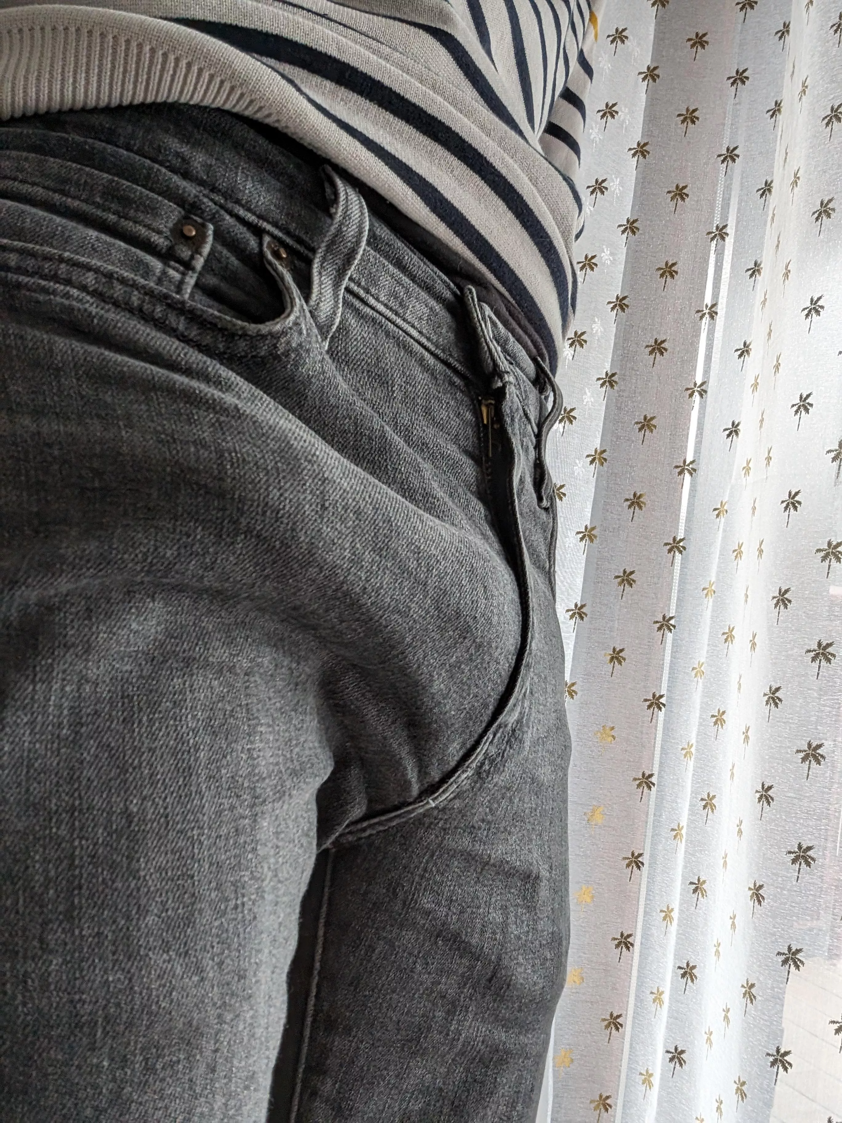 I drop my kids at school without underwear hoping some moms will notice 😏