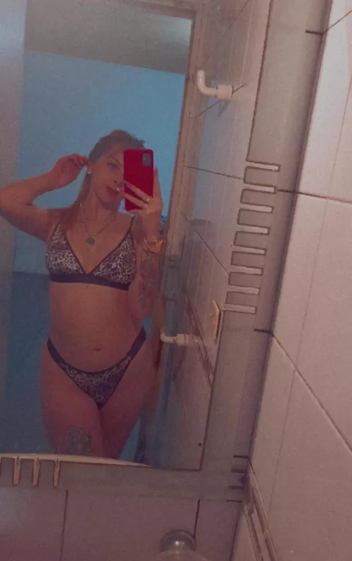 I wanna send nudes to random men, leave a ❤️ if you're in