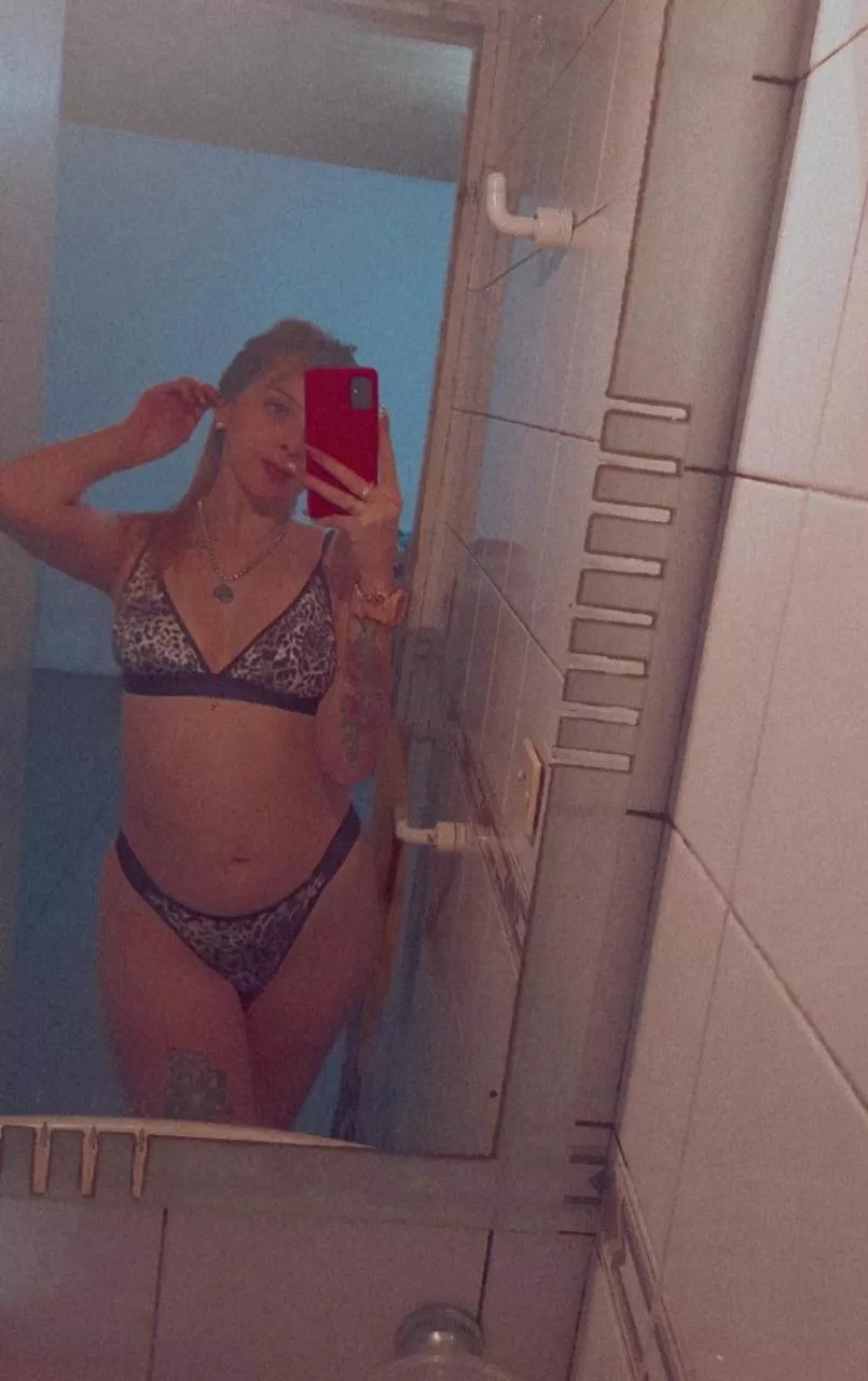 I wanna send nudes to random men, leave a ❤️ if you're in