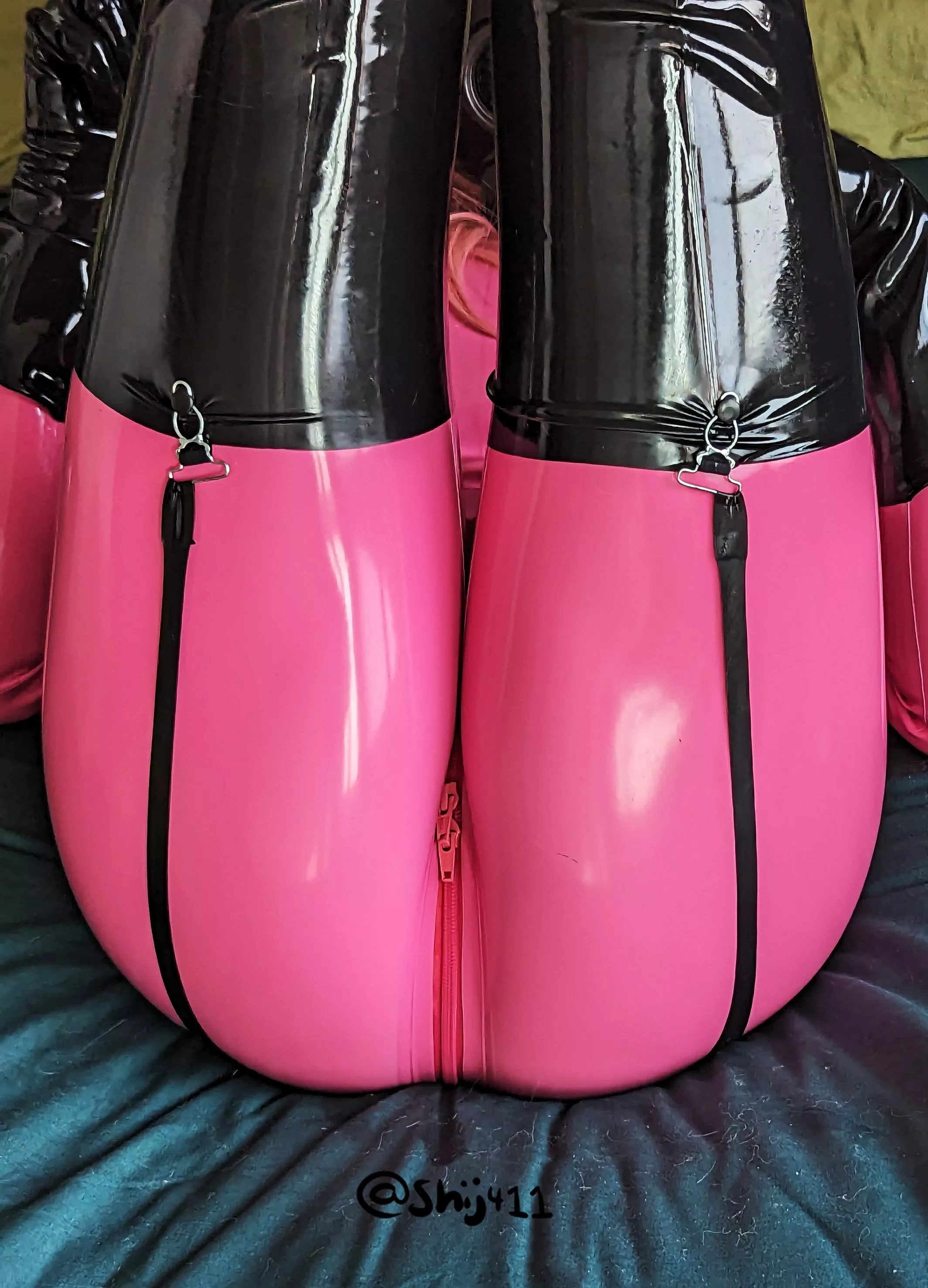 [OC] help me with my zipper? 💜