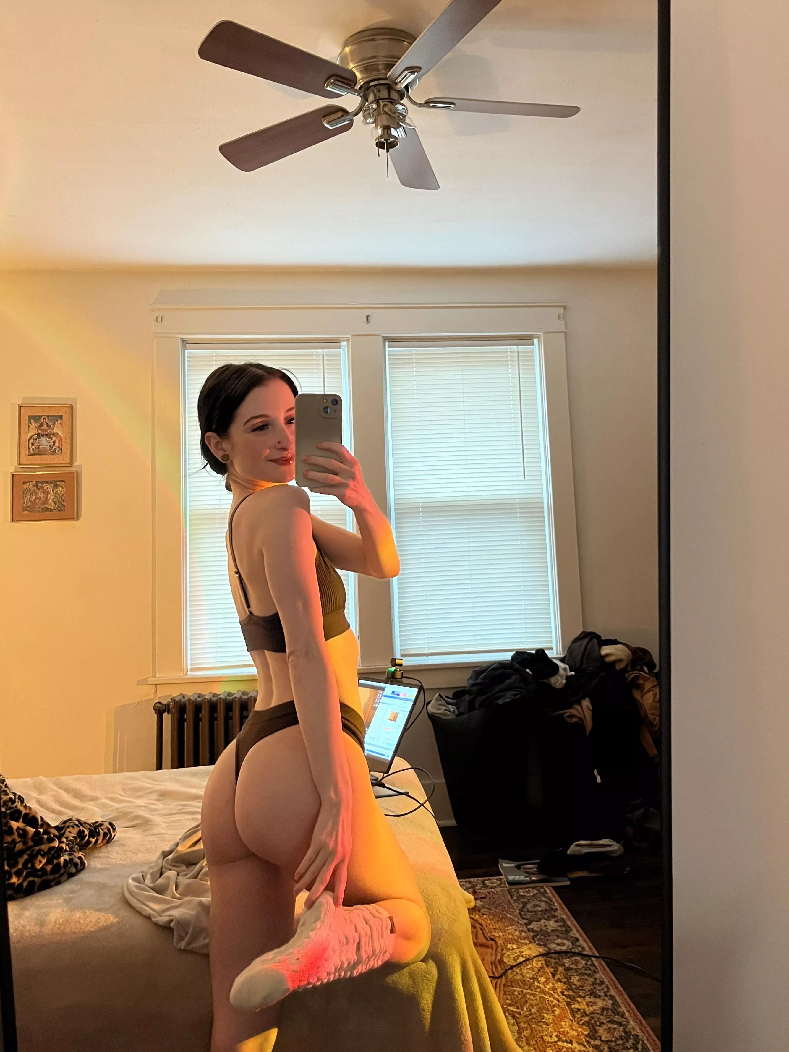 Oop! Focus on the booty, ignore the laundry!!