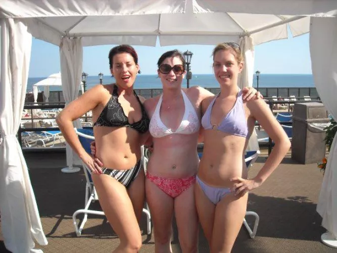 Ranking by the poolside.