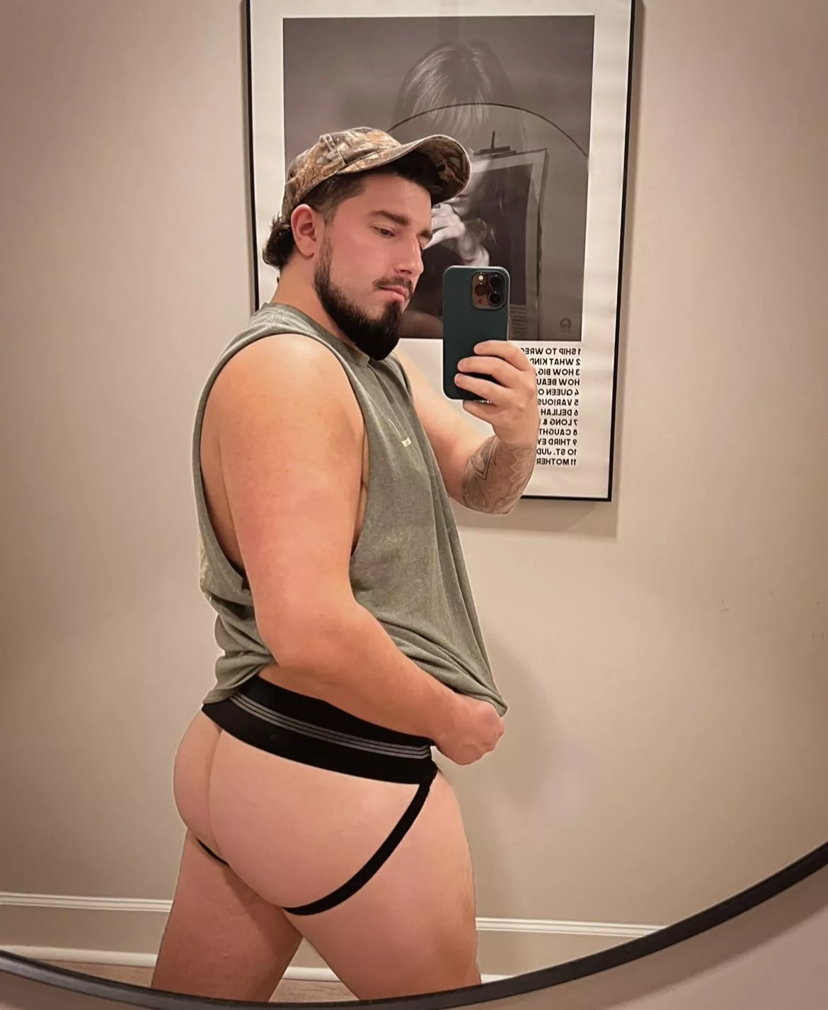 send big dicks to my DMs so I can picture taking them 🙇🏻