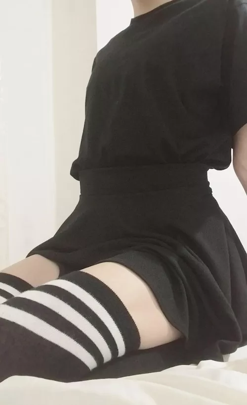 Skirt on top of the shirt is normal, right, boys? (are there girls here to ask?