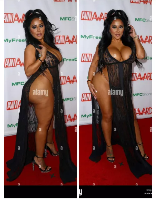 What u think of her AVN outfit? 
