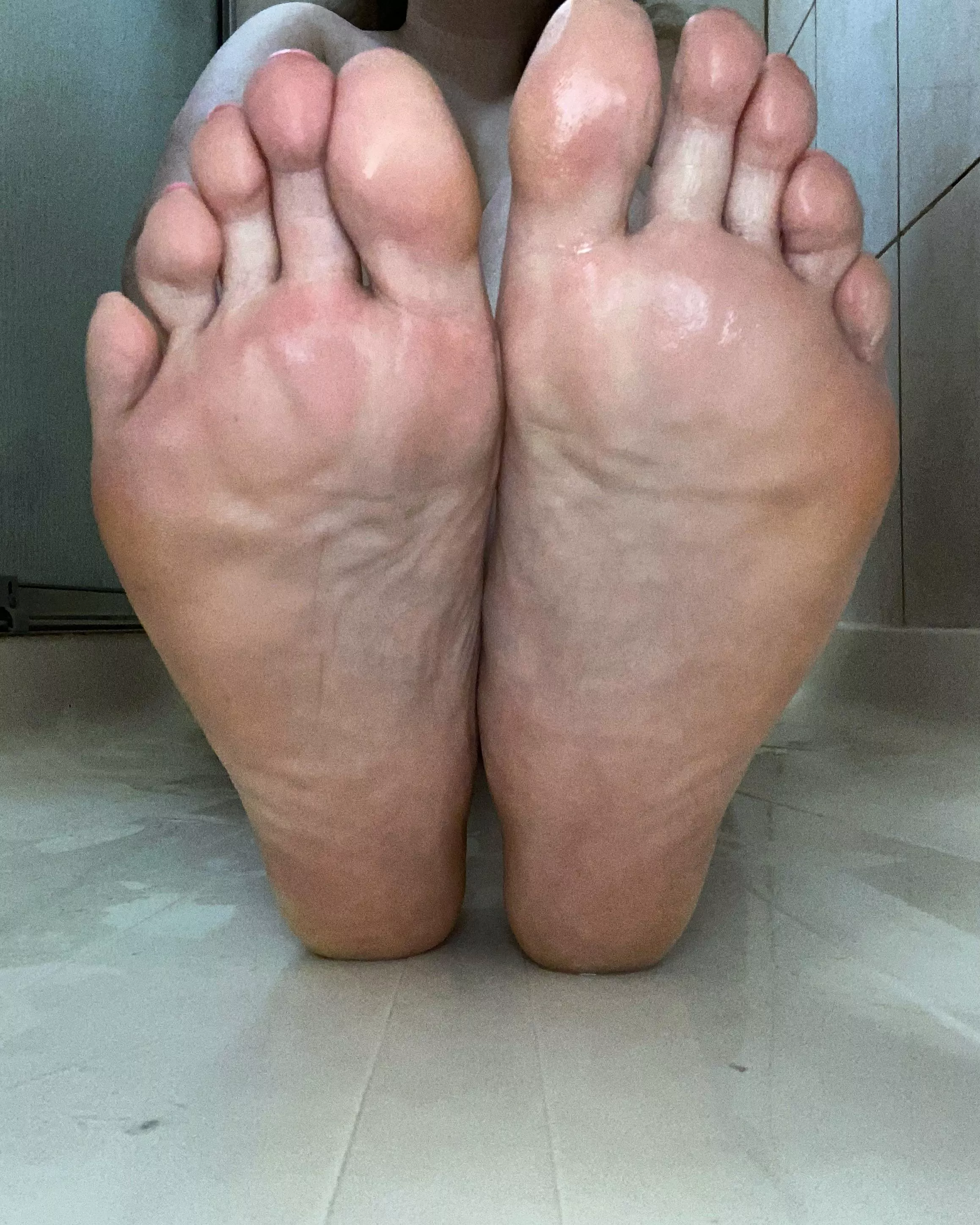 Who doesn’t love some slippery soles? 🤤
