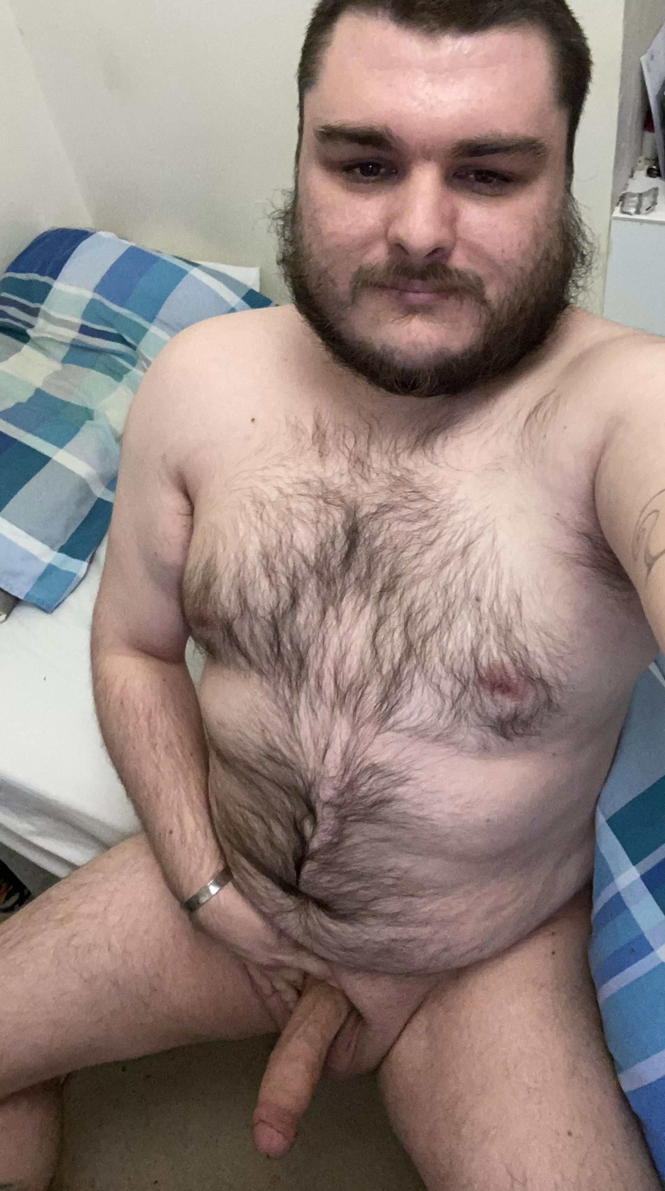 Who wants to get hot and horny with a thicc hairy guy?