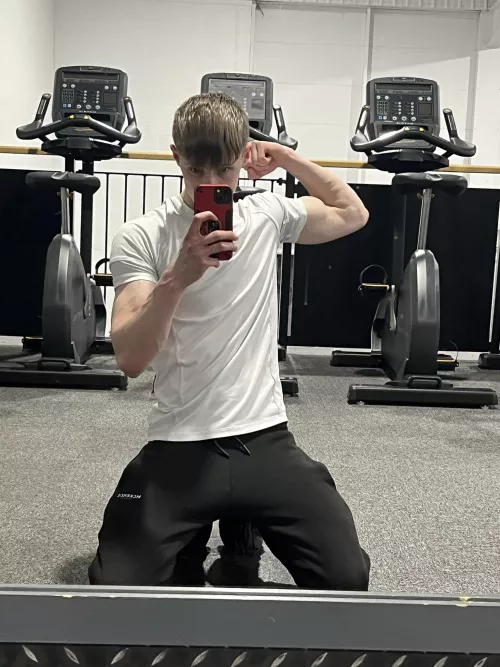 18 lean shredded guy looking for handsome guy with abs