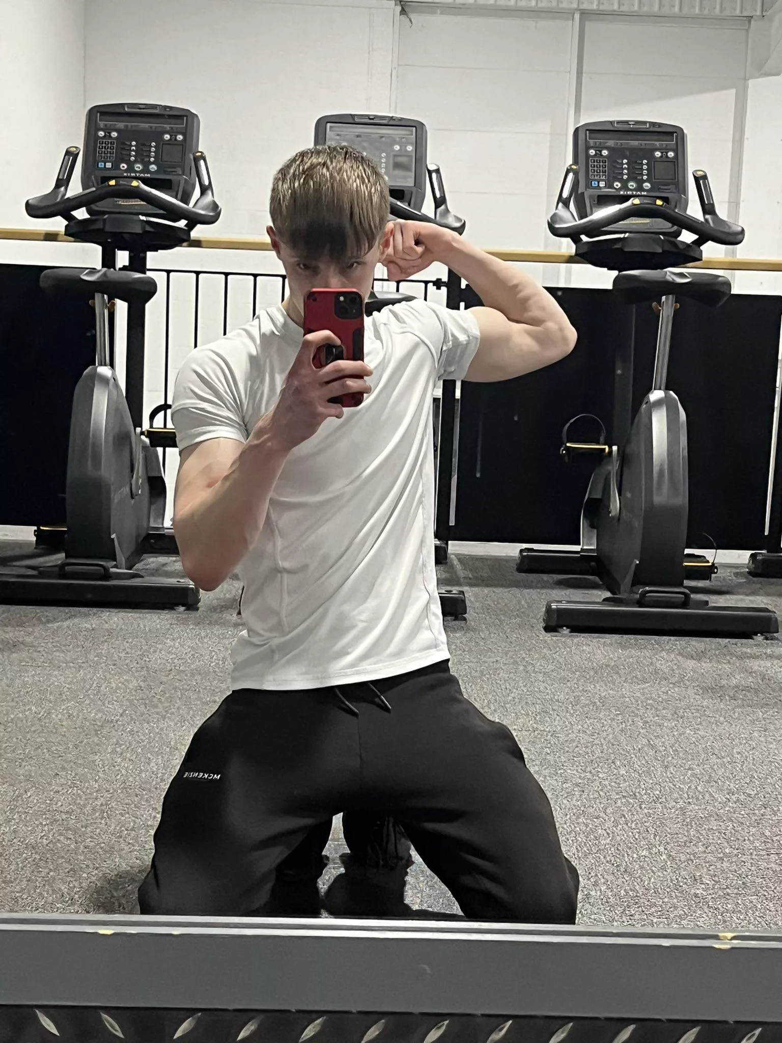 18 lean shredded guy looking for handsome guy with abs