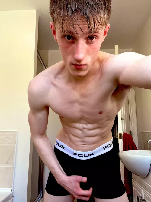 18 lean shredded looking for a handsome dude with abs