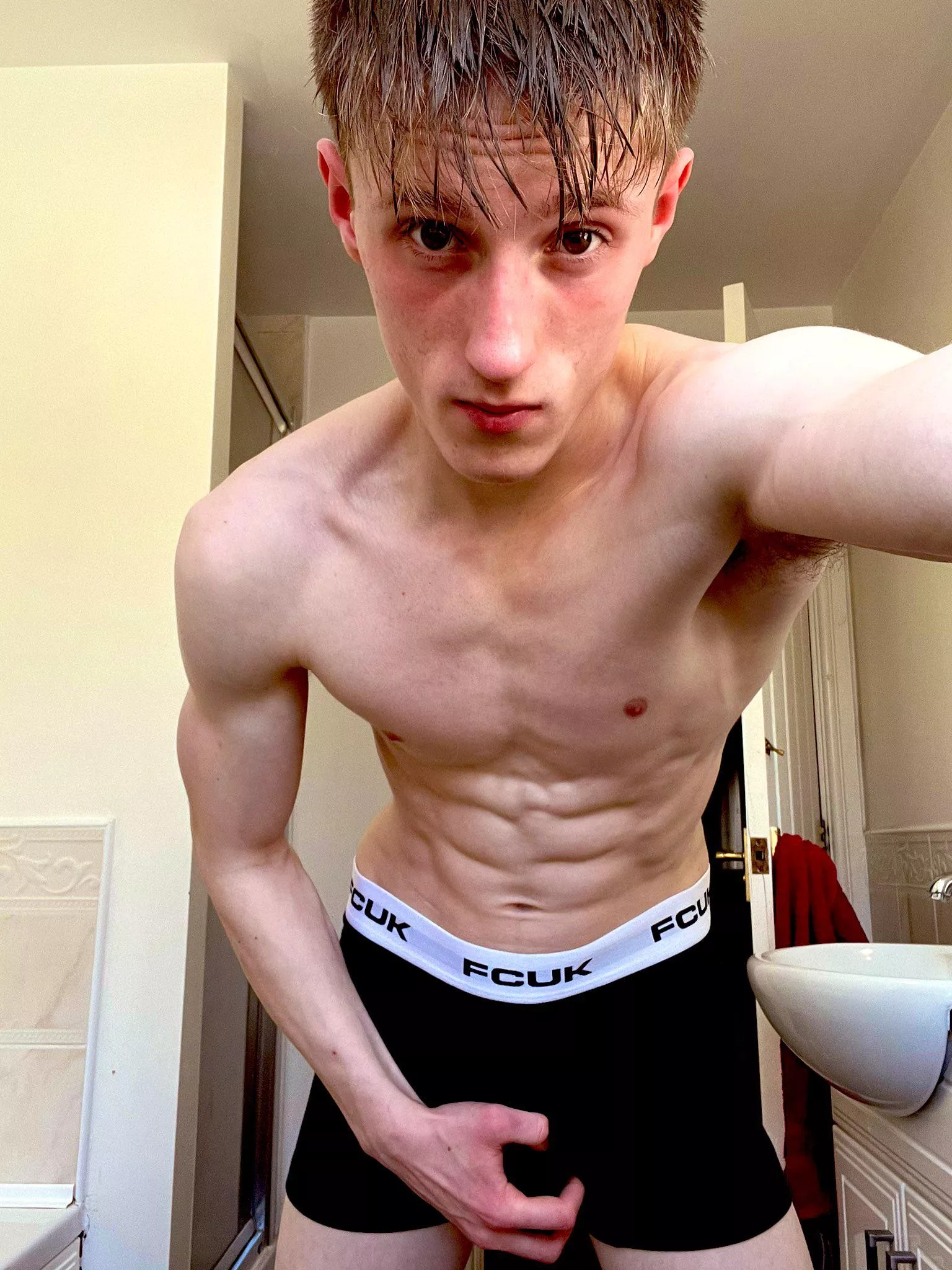 18 lean shredded looking for a handsome dude with abs