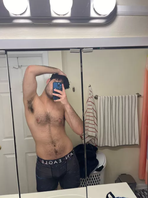 19 just showered and wanna jerk add me and maybe we will cum live. No one over 25! @john_smile2217 