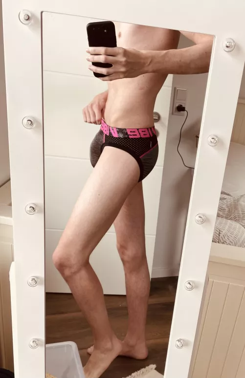 briefs are my vibe. ☀️ would you pull them down? 