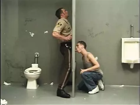 Cop getting a blowjob. You Likey?