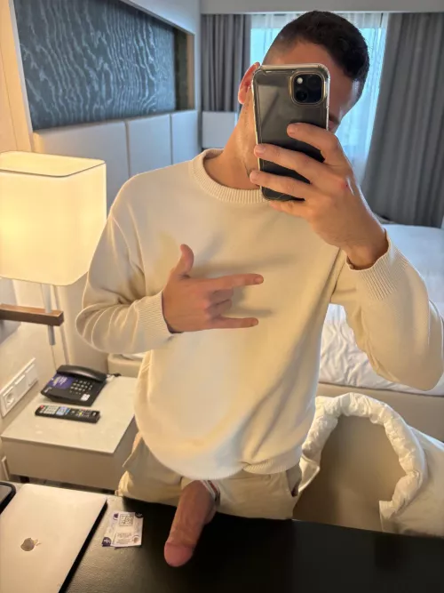 Find the intruder in the photo and comment on what you think! 🔎🕵🏼