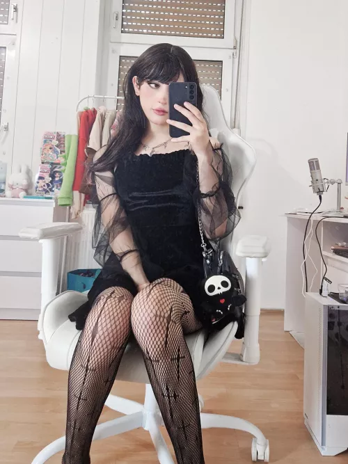 going out today, dont know how to feel in this outfit 🙈💗