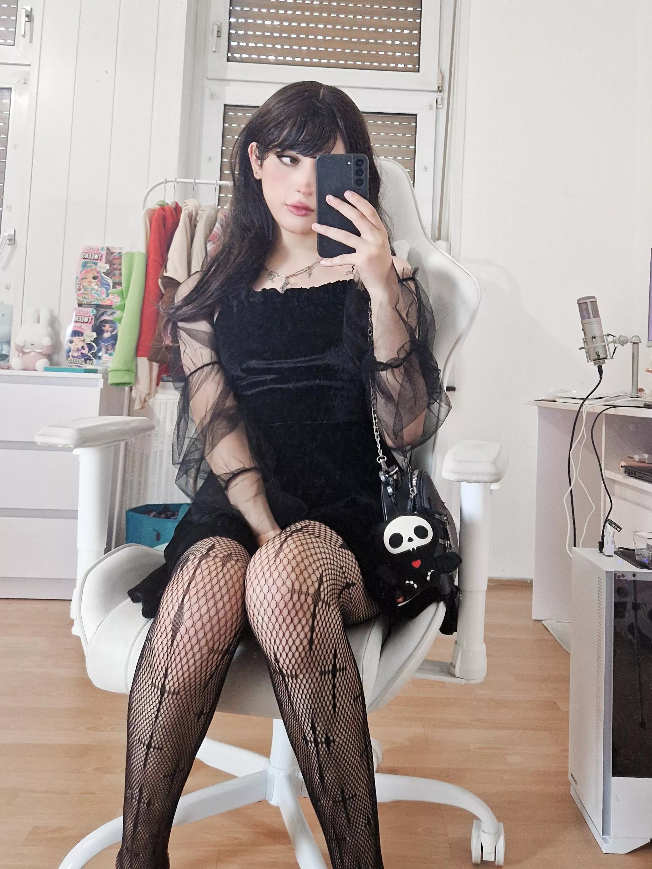 going out today, dont know how to feel in this outfit 🙈💗