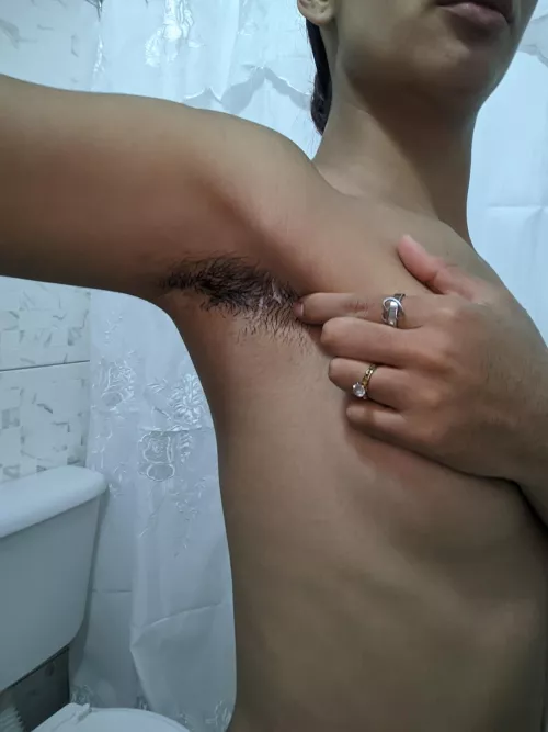 How my hairy armpits looks after a long day without deodorant, are you brave to lick?